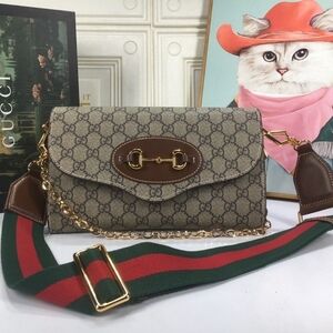 Gucci Horsebit Shoulder Bag in Brown